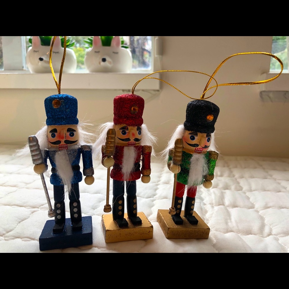3 Nuts crackers